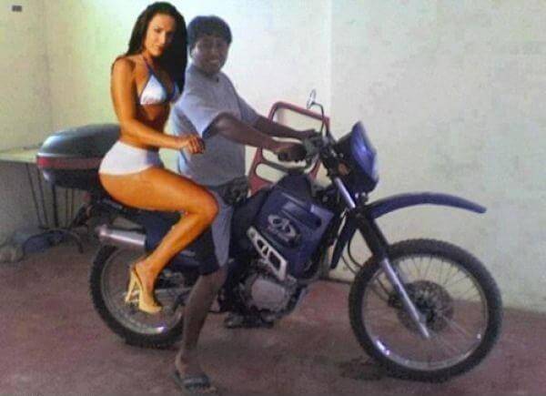 Chico con moto y una modelo detras