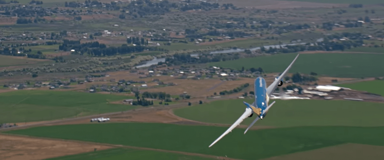 Increible despegue de un avión. Completamente vertical.