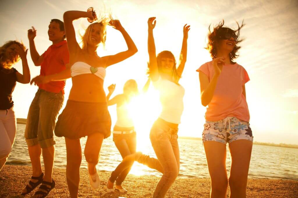 Jovenes de festival en la playa